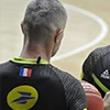 Arbitre professionnel, de dos, pendant un match de basket