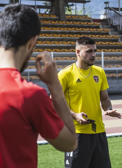 45 Entraîneur coachant son équipe sur l'aspect mental pendant un entraînement