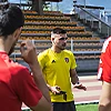 Entraîneur coachant son équipe sur l'aspect mental pendant un entraînement