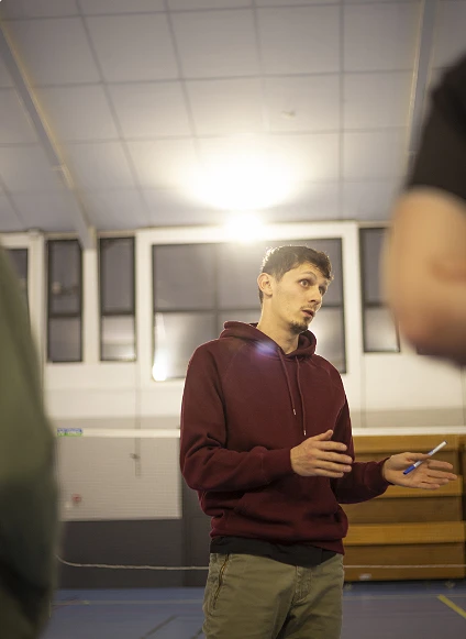 33 Léo-Paul anime un atelier sur la cohésion d’équipe dans un gymnase