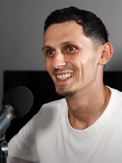 21 Léo-Paul Sapet, préparateur mental et podcaster, au micro de son podcast