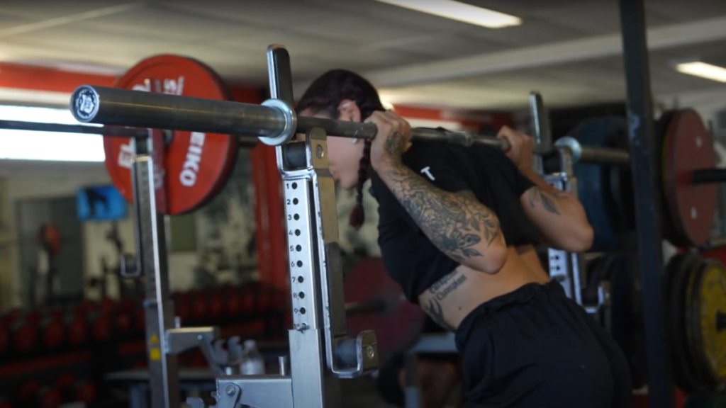 Léo-Paul Sapet, préparateur mental, accompagne un athlète de force pour renforcer sa confiance et optimiser sa performance en compétition de powerlifting.