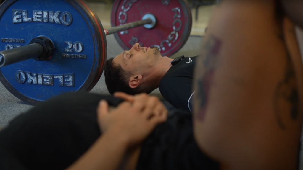 Léo-Paul Sapet, préparateur mental, montre des techniques de respiration ventrale et cohérence cardiaque pour gérer le stress et améliorer la performance sportive.