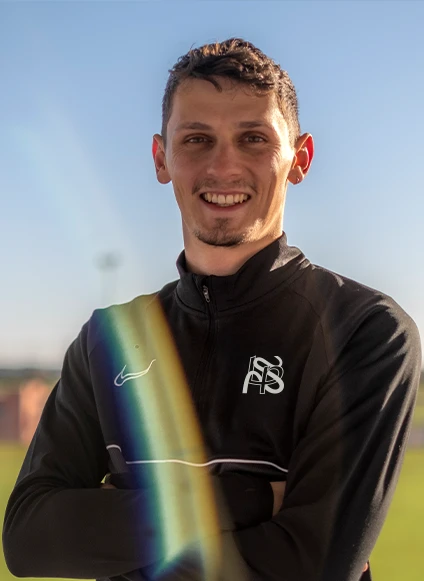 75 Portrait souriant de Léo-Paul Sapet, préparateur mental, sur un terrain de football