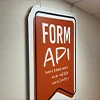 Logo de Formapi visible sur le mur d’un couloir de l’entreprise
