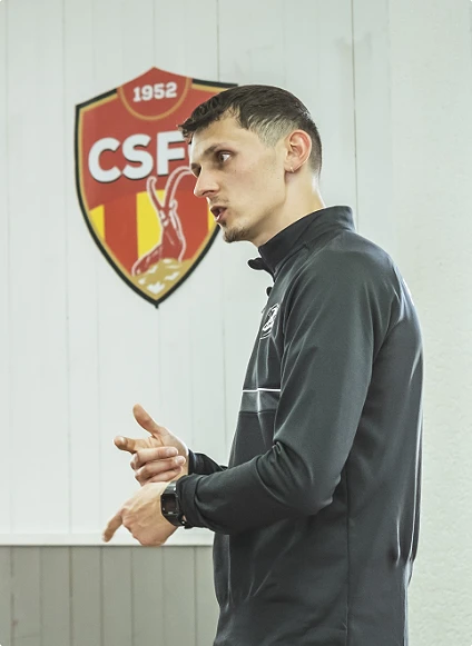 37 Léo-Paul présente la préparation mentale à des joueurs de football dans les locaux du club