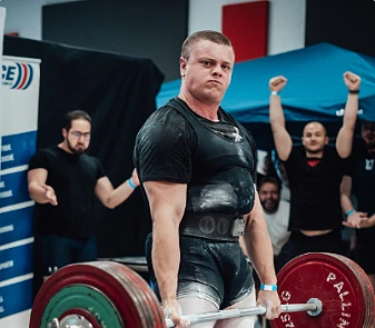 58 Théo Brillanti, sportif de haut niveau, réalise un soulevé de terre lors d’un championnat