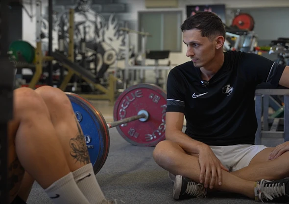 50 Léo-Paul, préparateur mental, observe un sportif et lui donne des conseils pour améliorer sa performance mentale