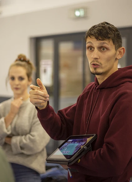 35 Léo-Paul anime un atelier sur la qualité de vie au travail et échange avec les participants