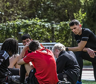 42 Léo-Paul coache les jeunes footballers de Cluses sur la cohésion et la préparation mentale au stade