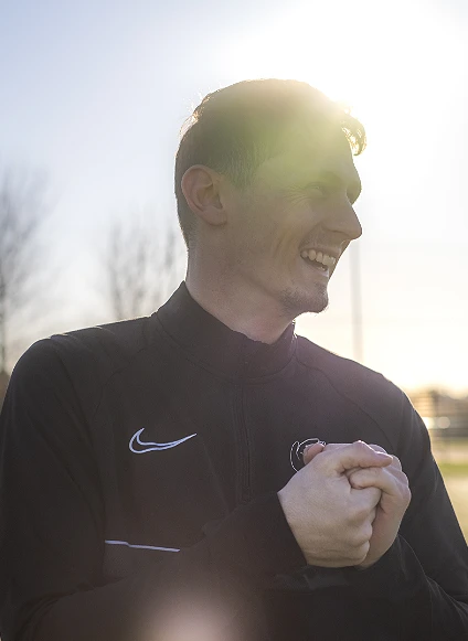 43 Portrait souriant de Léo-Paul Sapet, préparateur et superviseur mental, sur un terrain