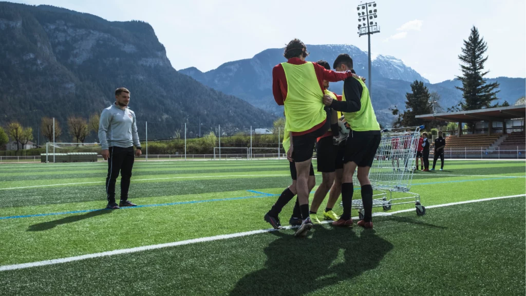 Léo-Paul Sapet, préparateur mental, expliquant la gestion des conflits et l’amélioration de la communication au sein d’un groupe sportif.