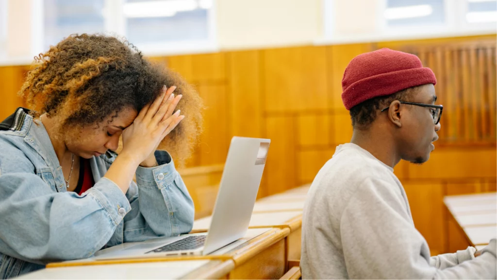 Léo-Paul Sapet, préparateur mental, accompagne un étudiant stressé pour améliorer sa concentration et sa performance scolaire.