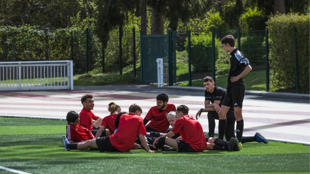 Léo-Paul Sapet, préparateur mental, anime un exercice pour développer la cohésion et l’esprit d’équipe au sein d’un groupe sportif.