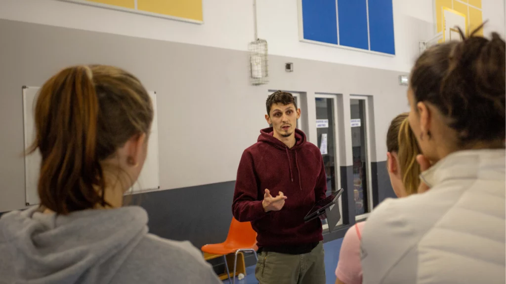 Léo-Paul Sapet, préparateur mental, utilisant la pleine conscience pour améliorer la concentration et la performance d’un joueur de basketball.