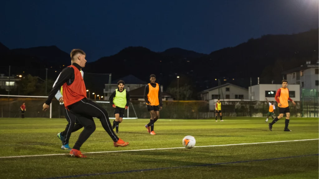 Léo-Paul Sapet, préparateur mental, montre l’impact des smartphones et jeux vidéo sur la prise de décision des footballeurs.