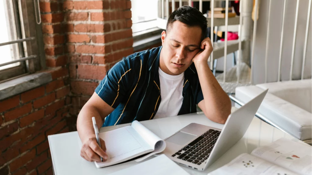 Léo-Paul Sapet, préparateur mental, explique l’importance du sommeil pour la santé et la performance des étudiants.