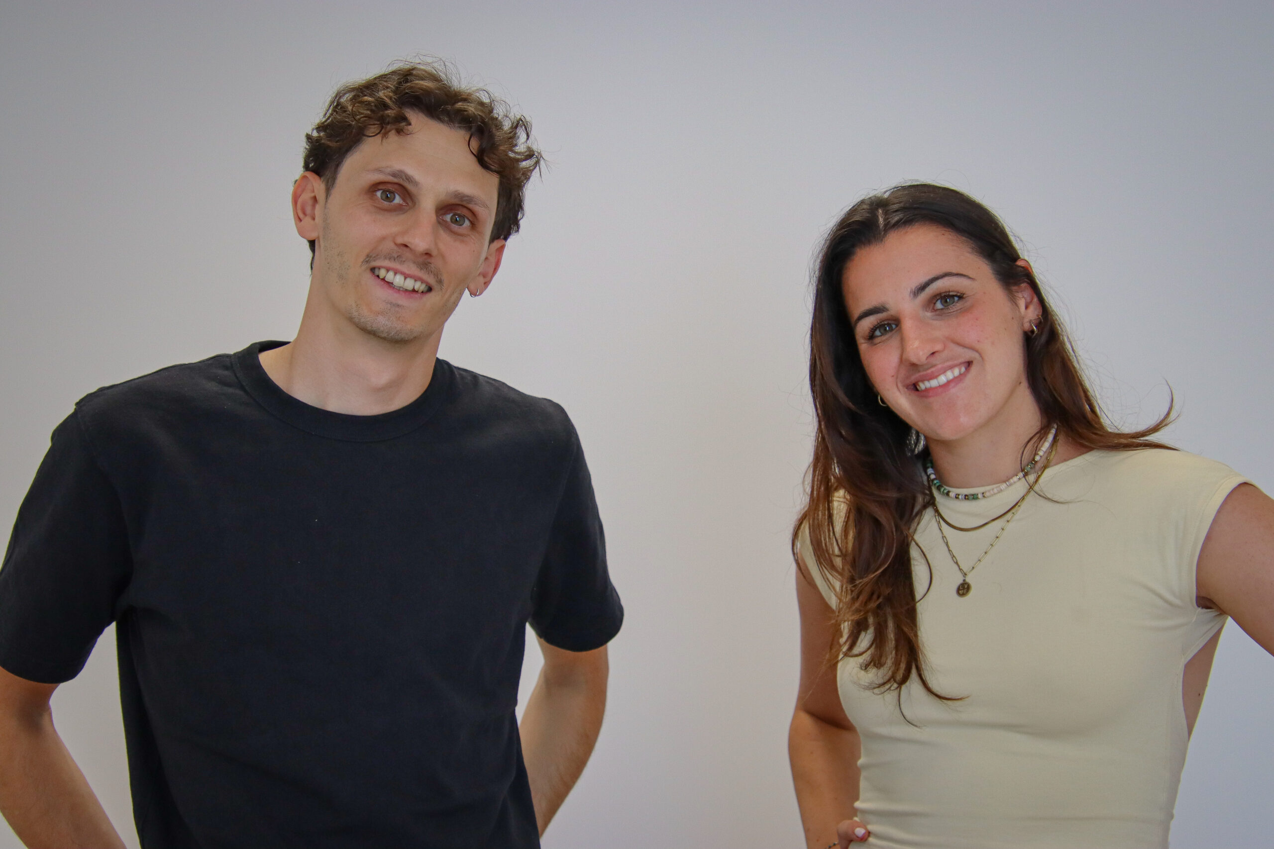 leo-paul-sapet-preparateur-mental-podcast-gymnastique-rythmique-artistique-bourgoin-lyon.webp Léo-Paul avec deux joueurs du FCBJ devant le mur média du club avec les logos sponsors