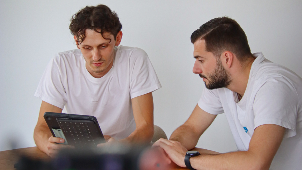 Léo‑Paul Sapet, préparateur mental, aide un athlète à surmonter le doute, renforcer sa confiance et sa motivation lors d’une séance individuelle de coaching.