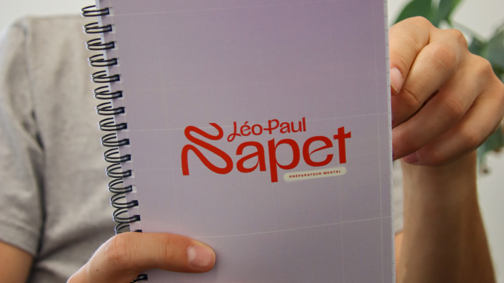 Léo‑Paul Sapet, préparateur mental, guidant un athlète dans une routine mentale et d’imagerie avant une compétition pour améliorer la performance, la confiance et la concentration.