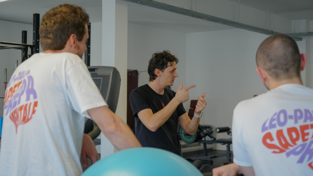 Léo‑Paul Sapet, préparateur mental, montre des techniques pour gérer le trac et l’anxiété avant un match pour améliorer la performance mentale.