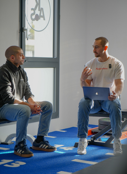 (pas de titre) Un entraîneur coach de force athlétique avec un athlète durant la supervision de préparation mentale