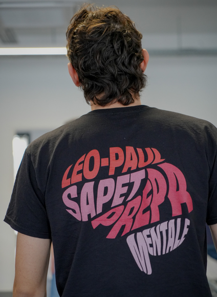 (pas de titre) Portrait souriant de Léo-Paul Sapet, préparateur et superviseur mental, sur un terrain